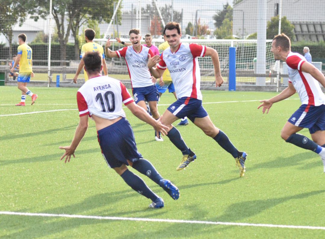 La alegría de los jugadores de la Mutilvera celebrando en Tajonar uno de los tres goles de la victoria ante el Naxara La alegría de los jugadores de la Mutilvera celebrando en Tajonar uno de los tres goles de la victoria ante el Naxara