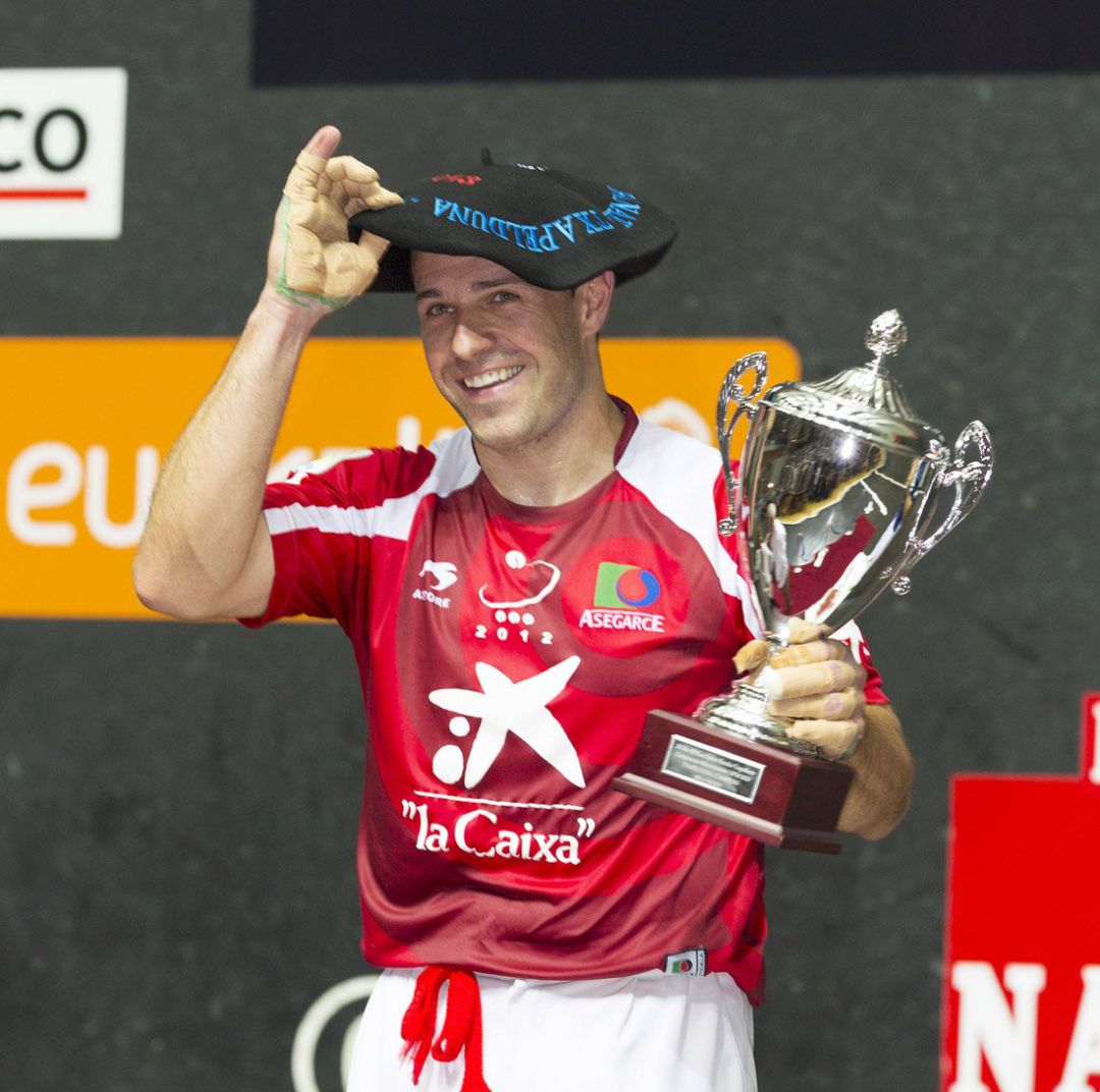 Aimar Olaizola calándose una de las 14 txapelas conquistadas durante su carrera Aimar Olaizola calándose una de las 14 txapelas conquistadas durante su carrera
