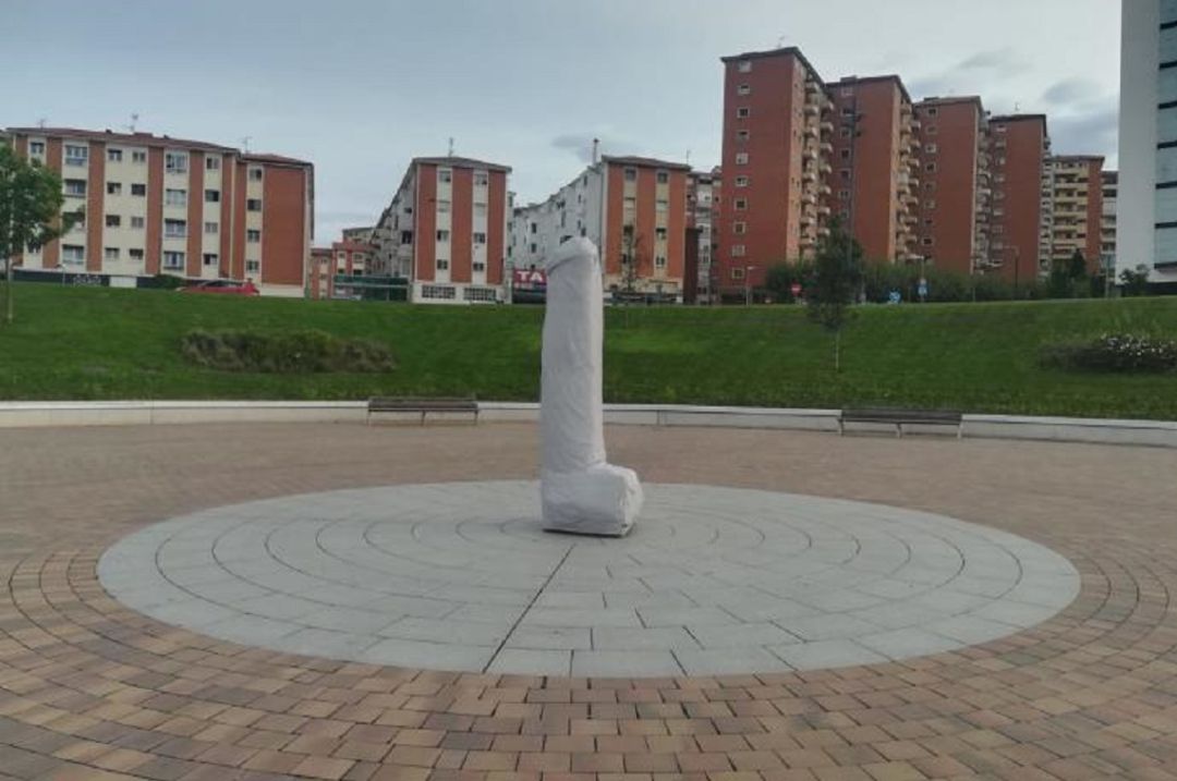 Retiran una gran escultura fálica que ha aparecido en el Soto de Lezkairu Retiran una gran escultura fálica que ha aparecido en el Soto de Lezkairu