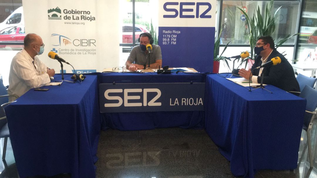 El director gerente de la Fundación Rioja Salud, Sergio Martínez y el director científico del CIBIR, José Ramón Blanco junto con el periodista Jorge Gómez. El director gerente de la Fundación Rioja Salud, Sergio Martínez y el director científico del CIBIR, José Ramón Blanco junto con el periodista Jorge Gómez.