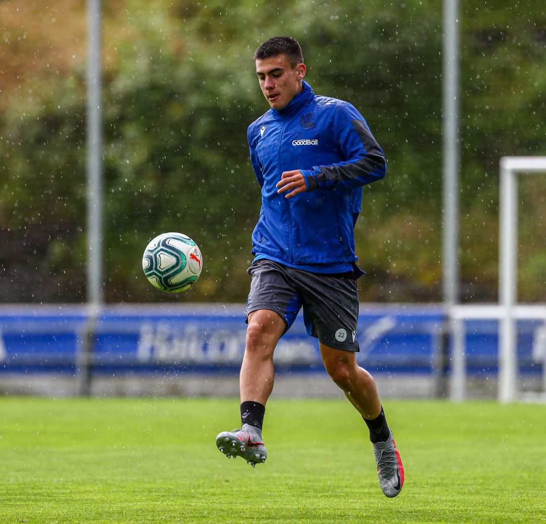 Barrenetxea da tacadas a un balón antes de su lesión Barrenetxea da tacadas a un balón antes de su lesión