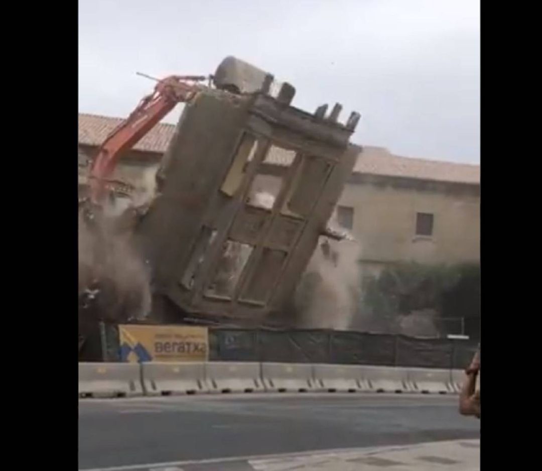 momento en el que se desploma la fachada del edificio momento en el que se desploma la fachada del edificio