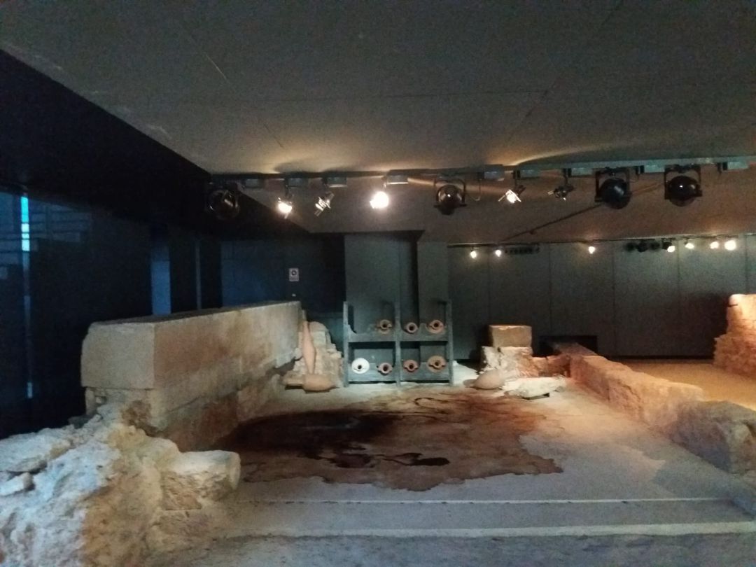 Mancha de aceite en el horreum del Centro Arqueológico de la Almoina en València Mancha de aceite en el horreum del Centro Arqueológico de la Almoina en València