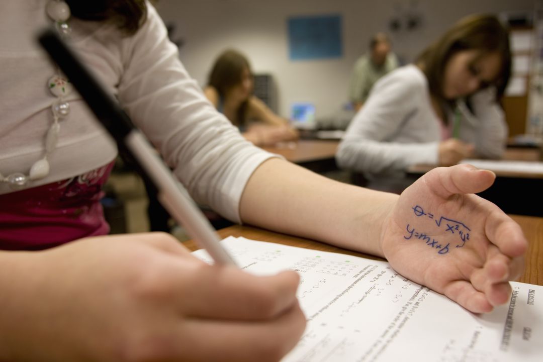Estudiante "copiando" en un examen Estudiante "copiando" en un examen