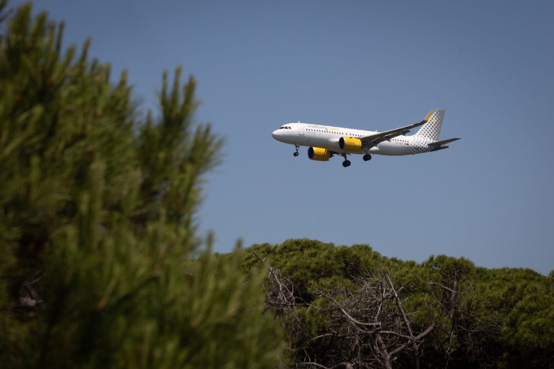 Archivo - Un avión vuela cerca del espacio protegido natural de La Ricarda, Archivo - Un avión vuela cerca del espacio protegido natural de La Ricarda,