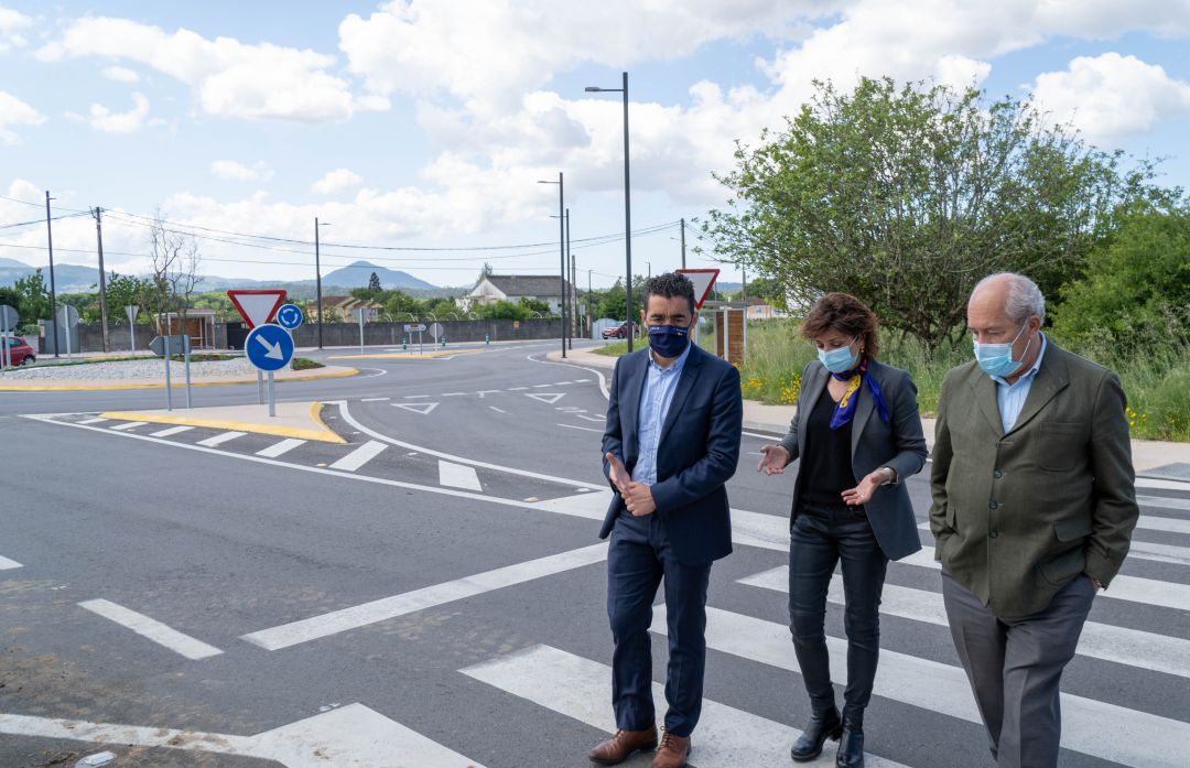 El delegado territorial de la Xunta en Pontevedra, Luis López (izquierda), paseando junto a la alcaldesa de Tomiño, Sandra González, por la PO-552. El delegado territorial de la Xunta en Pontevedra, Luis López (izquierda), paseando junto a la alcaldesa de Tomiño, Sandra González, por la PO-552.