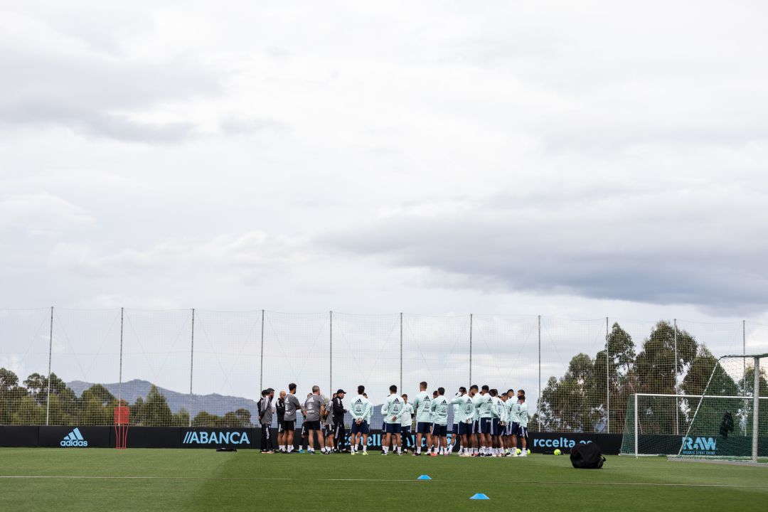 Eduardo Coudet habla con sus futbolistas durante un entrenamiento Eduardo Coudet habla con sus futbolistas durante un entrenamiento