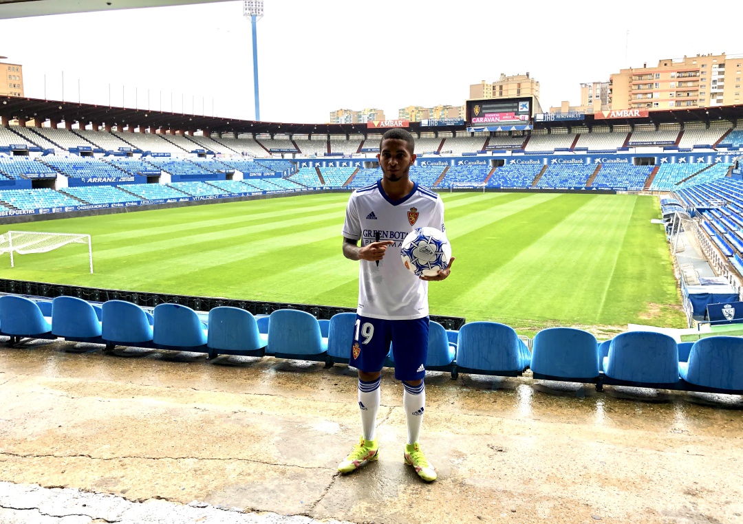 Yanis ha posado, bajo la lluvia, con la camiseta del Real Zaragoza Yanis ha posado, bajo la lluvia, con la camiseta del Real Zaragoza