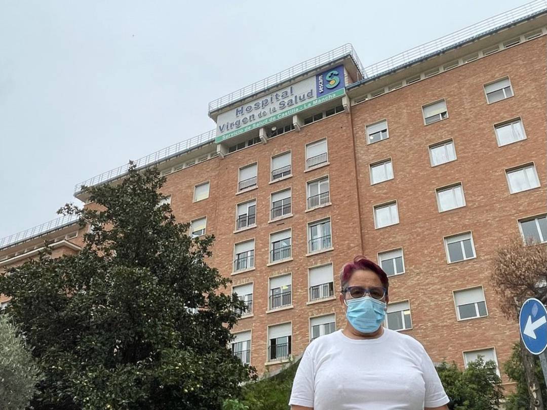 Rosa, a las puertas del Hospital Virgen de la Salud
Rosa, a las puertas del Hospital Virgen de la Salud