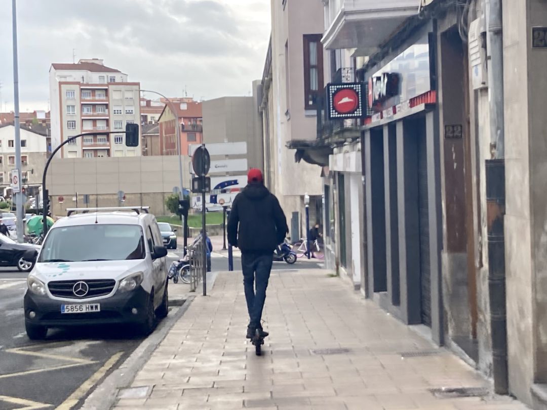 Los vehículos de movilidad personal (VMP), entre los que se encuentra el patinete eléctrico, no pueden circular por la acera Los vehículos de movilidad personal (VMP), entre los que se encuentra el patinete eléctrico, no pueden circular por la acera