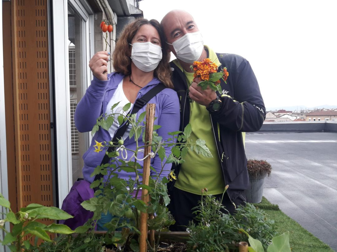 Amaia e Iñaki con los tomatitos de la huerta Amaia e Iñaki con los tomatitos de la huerta