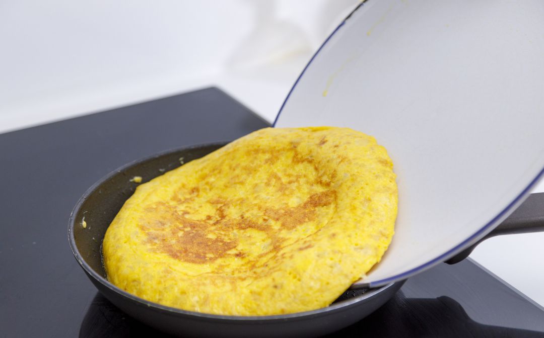 La tortilla de patata vuelve a generar polémica en redes. La tortilla de patata vuelve a generar polémica en redes.