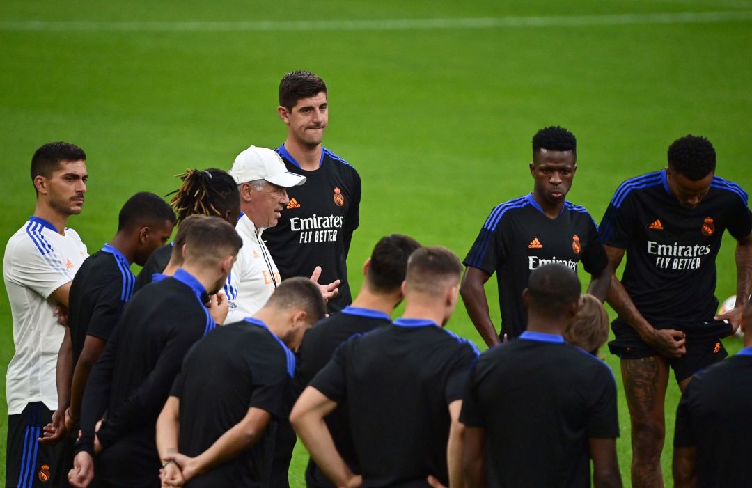 Ancelotti se dirige a sus jugadores sobre el césped de San Siro, en el entrenamiento de este martes, previo al Inter - Real Madrid Ancelotti se dirige a sus jugadores sobre el césped de San Siro, en el entrenamiento de este martes, previo al Inter - Real Madrid