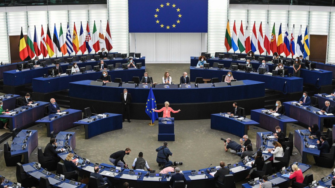 Von der Leyen saca pecho de la vacunación en la UE: Lo hemos hecho de la manera correcta, a la europea