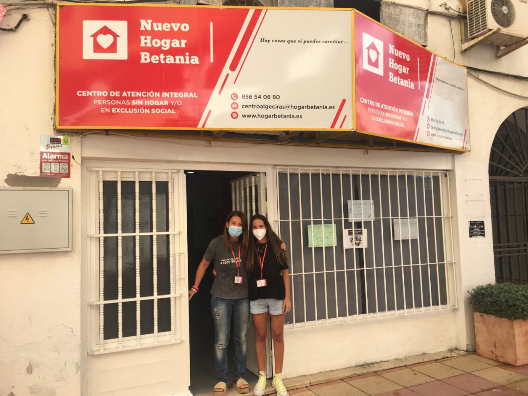 Trabajadoras de Betania a las puertas del centro. Trabajadoras de Betania a las puertas del centro.