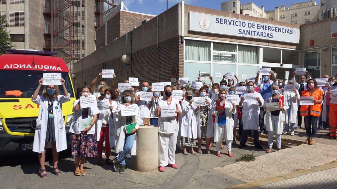 Trabajadoras de Emergencias, en su protesta ante el SES de la calle Aaiún. Trabajadoras de Emergencias, en su protesta ante el SES de la calle Aaiún.