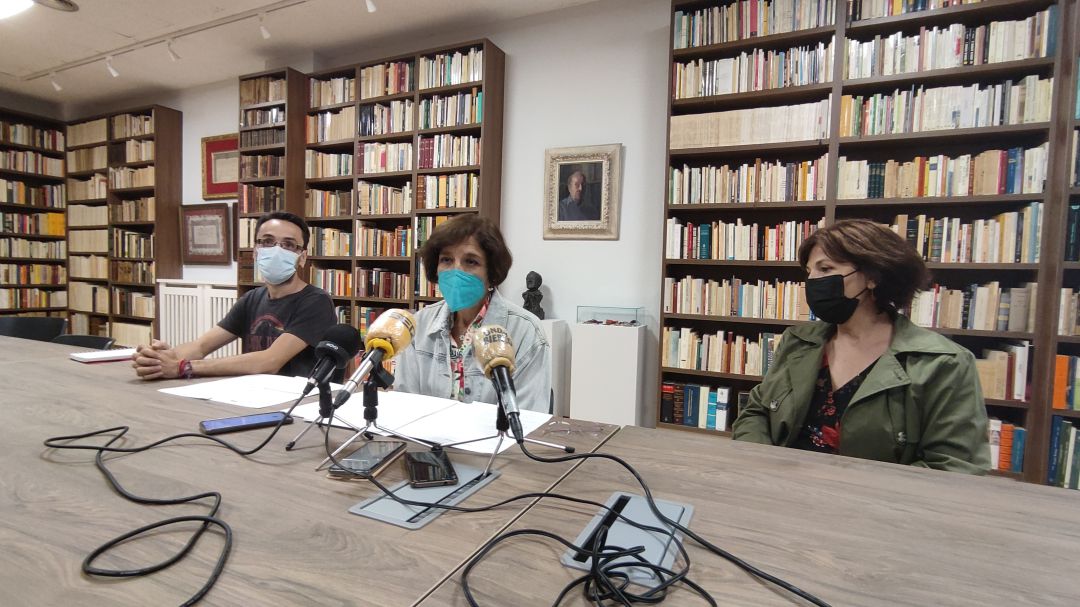 La concejala de Cultura, Concepción de Vega en la presentación junto a los coordinadores de los clubes, Oliver Álvarez y Esther Folgueral La concejala de Cultura, Concepción de Vega en la presentación junto a los coordinadores de los clubes, Oliver Álvarez y Esther Folgueral