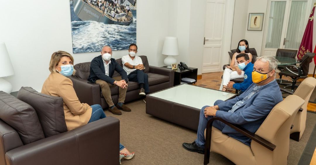 Reunión con el comité evaludador. Reunión con el comité evaludador.