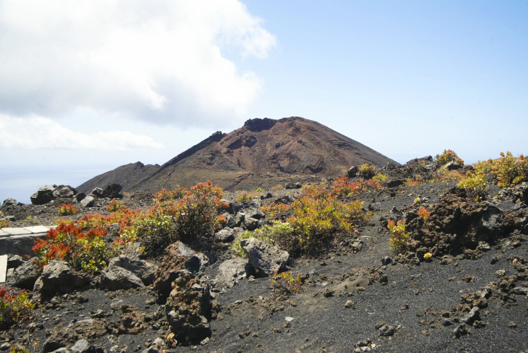Vista general de uno de los volcanes de Cumbre Vieja, una zona al sur de la isla que podría verse afectada por una posible erupción volcánica, a 14 de septiembre de 2021, en Cumbre Vieja, La Palma (Canarias). Vista general de uno de los volcanes de Cumbre Vieja, una zona al sur de la isla que podría verse afectada por una posible erupción volcánica, a 14 de septiembre de 2021, en Cumbre Vieja, La Palma (Canarias).