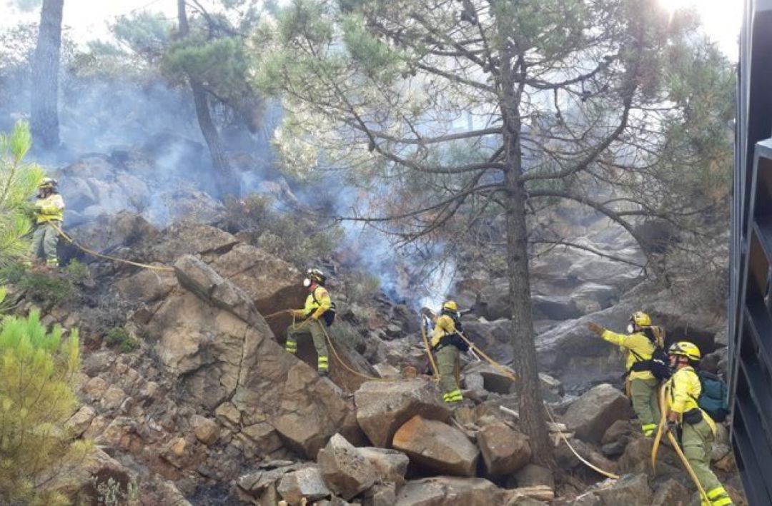 Varios componentes del Servicio de extinción de incendios trabajan liquidando los puntos calientes del fuego Varios componentes del Servicio de extinción de incendios trabajan liquidando los puntos calientes del fuego