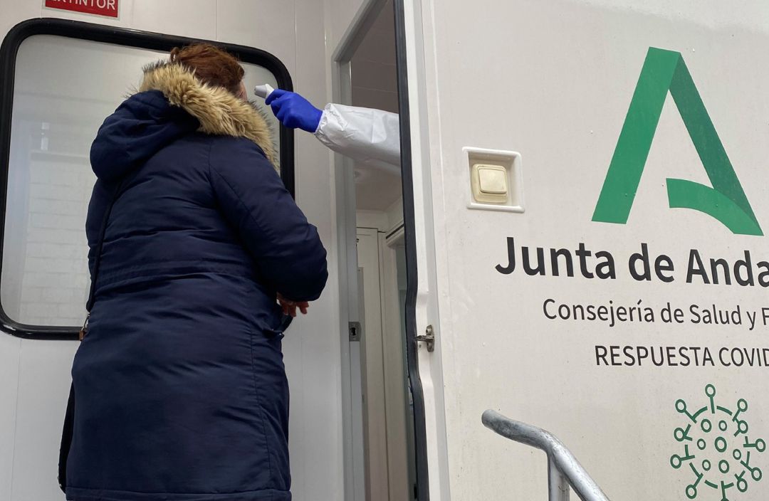 Ciudadanos atendidos en una unidad móvil Covid de la Consejería de Salud de la Junta de Andalucía en Córdoba
Ciudadanos atendidos en una unidad móvil Covid de la Consejería de Salud de la Junta de Andalucía en Córdoba