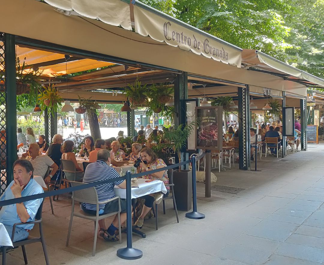 Terrazas de bares llenas en el centro de Granada en este septiembre de 2021 Terrazas de bares llenas en el centro de Granada en este septiembre de 2021