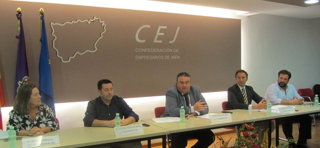 Reunión de la Junta Directiva de la CEJ, presidida por Bartolomé González. Reunión de la Junta Directiva de la CEJ, presidida por Bartolomé González.