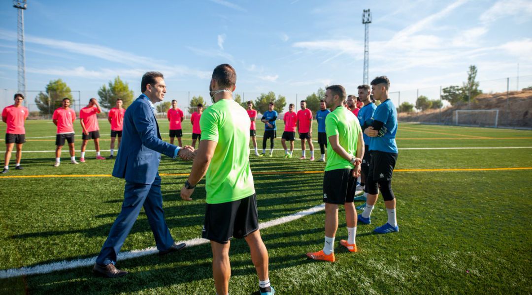 El nuevo accionista mayoritario, Antonio Méndez, saluda a los jugadores y cuerpo técnico del Real Jaén. El nuevo accionista mayoritario, Antonio Méndez, saluda a los jugadores y cuerpo técnico del Real Jaén.