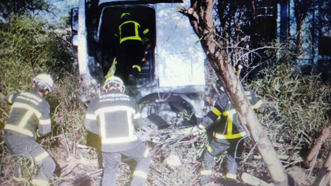 Bomberos rescatando al conductor del vehículo Bomberos rescatando al conductor del vehículo