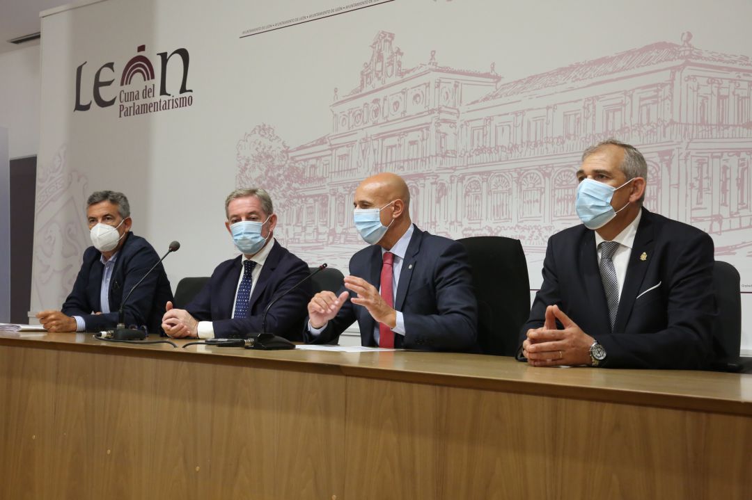 El alcalde y el presidente de la Cámara de Comercio anuncian las modificaciones en la campaña de los bonos al consumo El alcalde y el presidente de la Cámara de Comercio anuncian las modificaciones en la campaña de los bonos al consumo