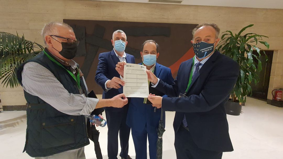 Empresarios y agricultores firman un escrito que presentan en el Ministerio solicitando las obras de las canalizaciones de la presa de Rules así como la protección del litoral Empresarios y agricultores firman un escrito que presentan en el Ministerio solicitando las obras de las canalizaciones de la presa de Rules así como la protección del litoral