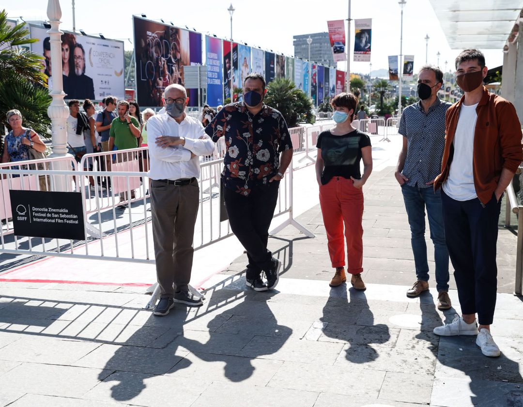 El director del Festival de Cine de San Sebastián, José Luis Rebordinos (i), junto al bailarín y coreógrafo, Jon Maya (d), y otros responsables del Zinemaldia, posan frente al teatro Victoria Eugenia de San Sebastián antes de presentar las galas de la 69 edición que comienza este viernes El director del Festival de Cine de San Sebastián, José Luis Rebordinos (i), junto al bailarín y coreógrafo, Jon Maya (d), y otros responsables del Zinemaldia, posan frente al teatro Victoria Eugenia de San Sebastián antes de presentar las galas de la 69 edición que comienza este viernes