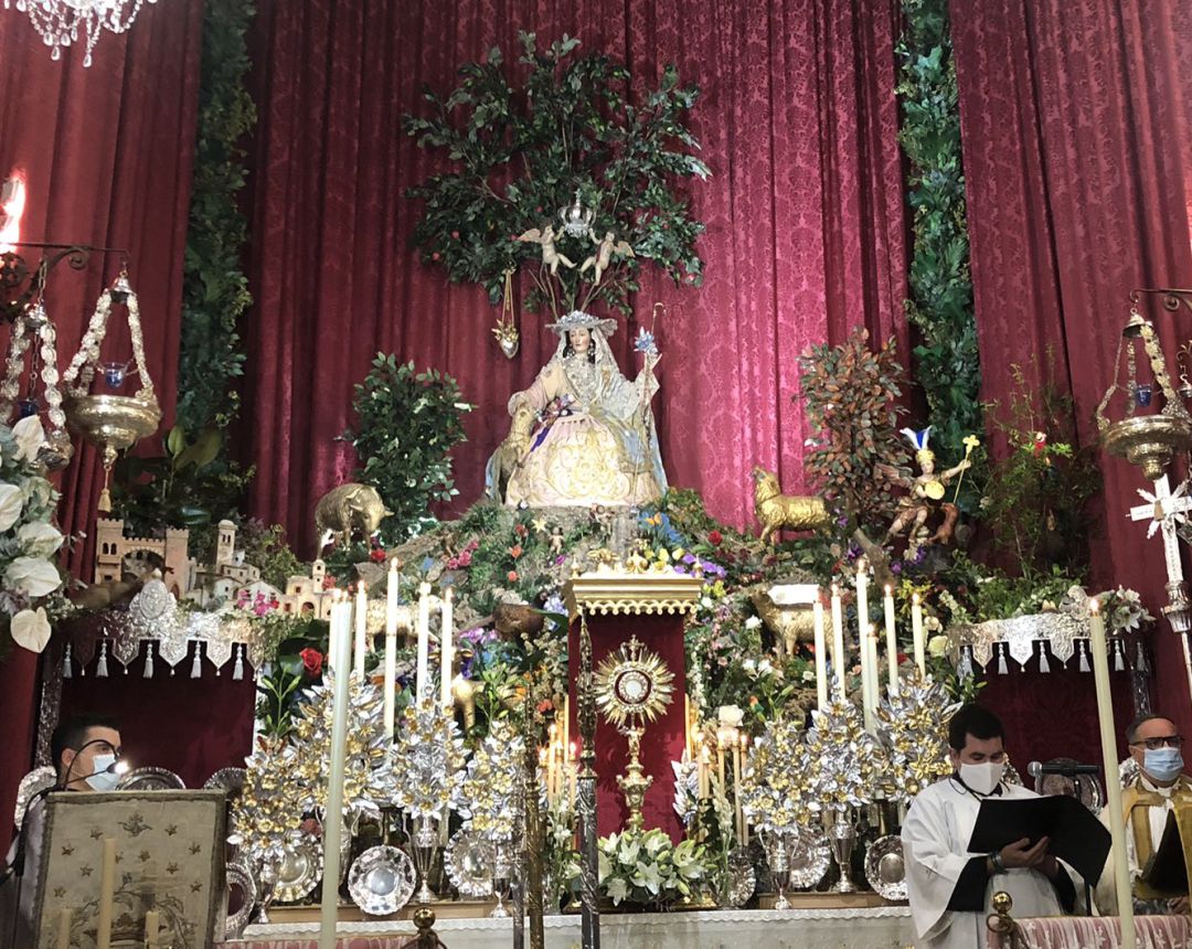Imagen de la Pastora de Santa Marina durante la celebración de sus cultos Imagen de la Pastora de Santa Marina durante la celebración de sus cultos