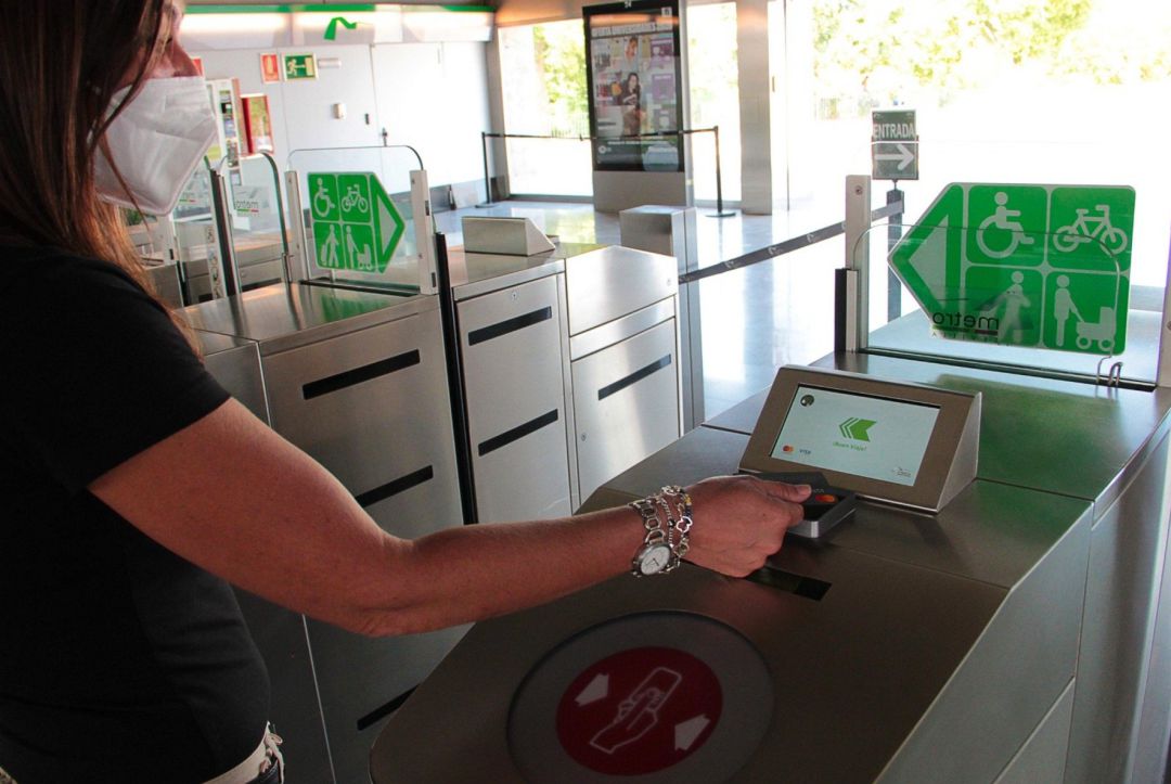15-09-2021 Sistema contactless para usuarios del Metro.
Metro de Sevilla, sociedad concesionaria de la Junta de Andalucía, da un paso más en la modernización de sus sistemas de pago y validación de títulos de viaje. Hace exactamente un año, el 16 de septiembre de 2020, la consejera de Fomento, Infraestructuras y Ordenación del Territorio, Marifrán Carazo, presentó el innovador sistema 'Tap&Go' con el que Metro de Sevilla se convertía en el primer metro en España en el que se puede validar directamente con tarjeta bancaria o terminal móvil; ahora, con la segunda fase, operativa desde este jueves, el metro se convierte en el primero en el que se viaja antes y se paga después, concretamente al final de cada mes.
POLITICA ANDALUCÍA ESPAÑA EUROPA SEVILLA
JUNTA
15-09-2021 Sistema contactless para usuarios del Metro.
Metro de Sevilla, sociedad concesionaria de la Junta de Andalucía, da un paso más en la modernización de sus sistemas de pago y validación de títulos de viaje. Hace exactamente un año, el 16 de septiembre de 2020, la consejera de Fomento, Infraestructuras y Ordenación del Territorio, Marifrán Carazo, presentó el innovador sistema 'Tap&Go' con el que Metro de Sevilla se convertía en el primer metro en España en el que se puede validar directamente con tarjeta bancaria o terminal móvil; ahora, con la segunda fase, operativa desde este jueves, el metro se convierte en el primero en el que se viaja antes y se paga después, concretamente al final de cada mes.
POLITICA ANDALUCÍA ESPAÑA EUROPA SEVILLA
JUNTA