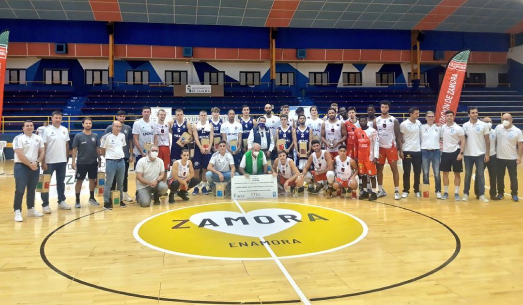 Los dos equipos posan al final del encuentro Los dos equipos posan al final del encuentro
