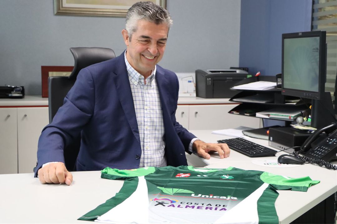 El presidente del Unicaja Almería, Antonio Rodríguez, con su camiseta. El presidente del Unicaja Almería, Antonio Rodríguez, con su camiseta.