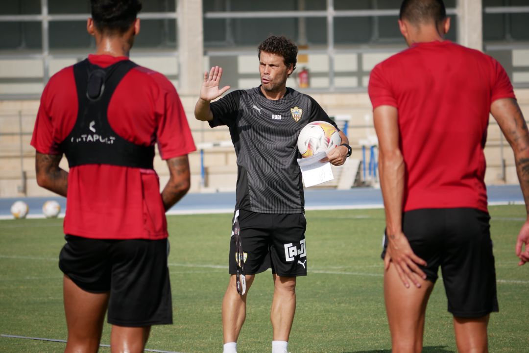 Rubi dando instrucciones a los jugadores en el Anexo. Rubi dando instrucciones a los jugadores en el Anexo.