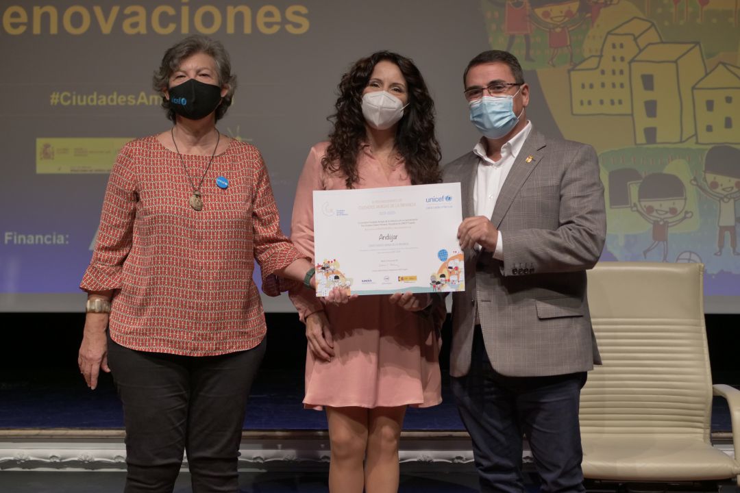 Pedro Luis Rodríguez, alcalde de Andújar, recogió el reconocimiento otorgado por Unicef a nuestra ciudad. Pedro Luis Rodríguez, alcalde de Andújar, recogió el reconocimiento otorgado por Unicef a nuestra ciudad.