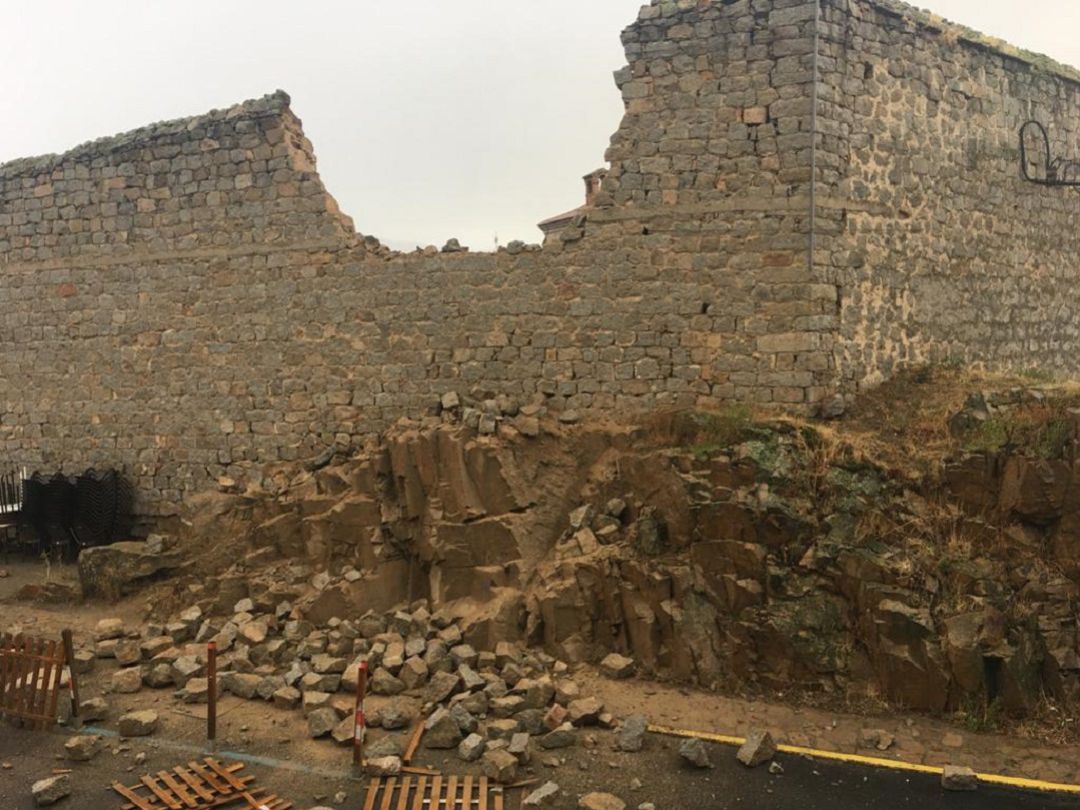 El muro se derrumbó sobre la acera El muro se derrumbó sobre la acera