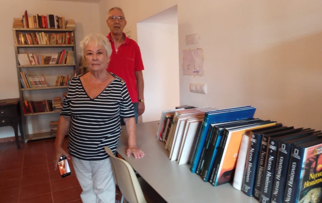 Carmentxu Quiñones, junto a Antonio Bernal, en la biblioteca de Collados, en Sotorribas (Cuenca), donde se ha producido la donación de los libros. Carmentxu Quiñones, junto a Antonio Bernal, en la biblioteca de Collados, en Sotorribas (Cuenca), donde se ha producido la donación de los libros.