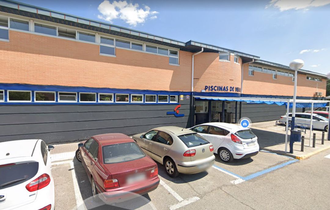 Un trabajador municipal autorizó una fiesta privada en la piscina municipal de Pinto, aunque el gobienro local dice que lo hizo a titulo particular y que el ejecutivo lo desconocía. Un trabajador municipal autorizó una fiesta privada en la piscina municipal de Pinto, aunque el gobienro local dice que lo hizo a titulo particular y que el ejecutivo lo desconocía.