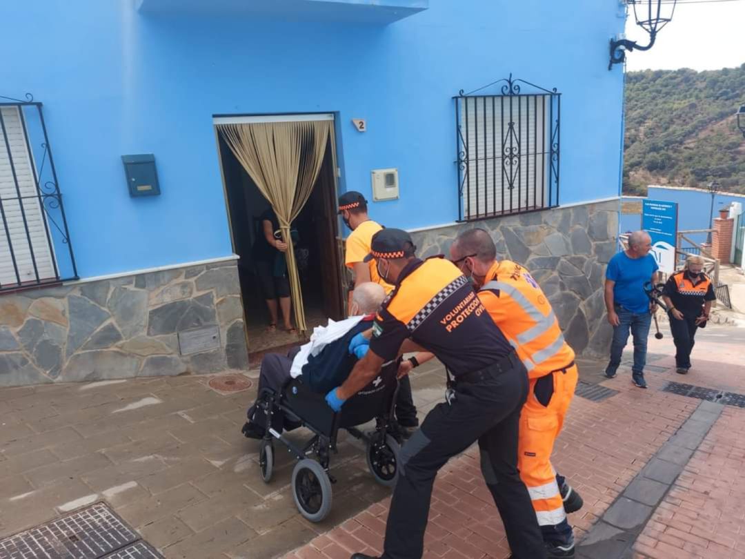 Miembros de Protección Civil ayudan en el realojo de vecinos de Júzcar Miembros de Protección Civil ayudan en el realojo de vecinos de Júzcar