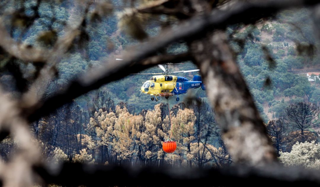 Helicóptero contra incendio en la zonas quemadas por el incendio de Sierra Bermeja, en el área de Puerto de Peñas Blancas a 14 de septiembre 2021 en Estepona (Málaga) Andalucía Helicóptero contra incendio en la zonas quemadas por el incendio de Sierra Bermeja, en el área de Puerto de Peñas Blancas a 14 de septiembre 2021 en Estepona (Málaga) Andalucía