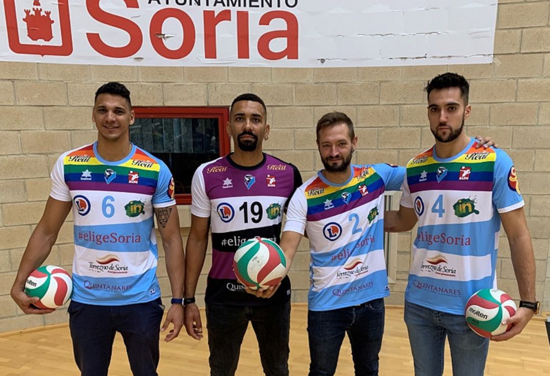 Igor Iuri Silva, Mario Dos Santos, Manu Salvador y Álvaro Gimeno, con las nuevas camisetas. Igor Iuri Silva, Mario Dos Santos, Manu Salvador y Álvaro Gimeno, con las nuevas camisetas.