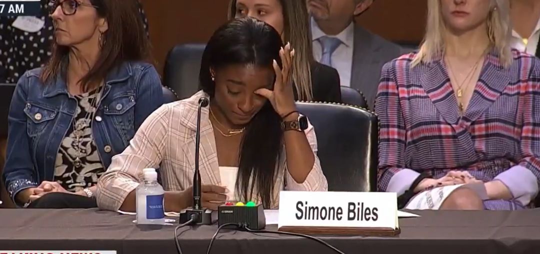 Simone Biles se seca las lágrimas, durante su declaración Simone Biles se seca las lágrimas, durante su declaración