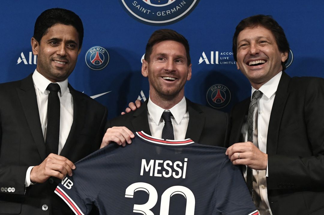 Messi junto a Leonardo, el día de su presentación con el PSG Messi junto a Leonardo, el día de su presentación con el PSG