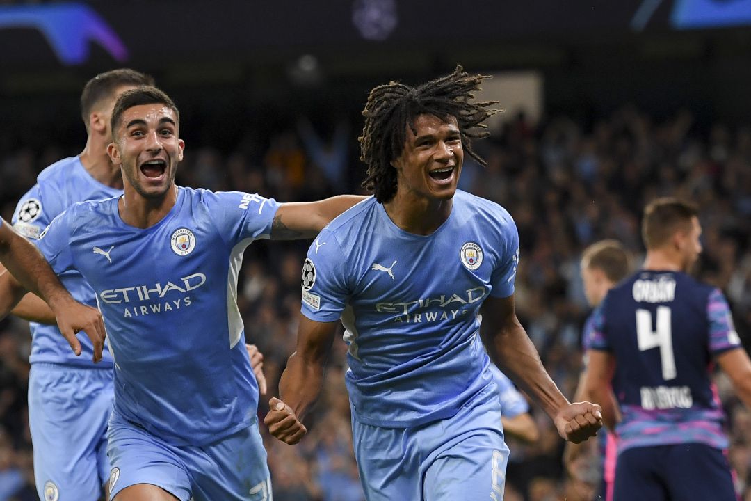 El jugador holandés, Nathan Aké, celebra el gol que marcó ante el Lepizig El jugador holandés, Nathan Aké, celebra el gol que marcó ante el Lepizig