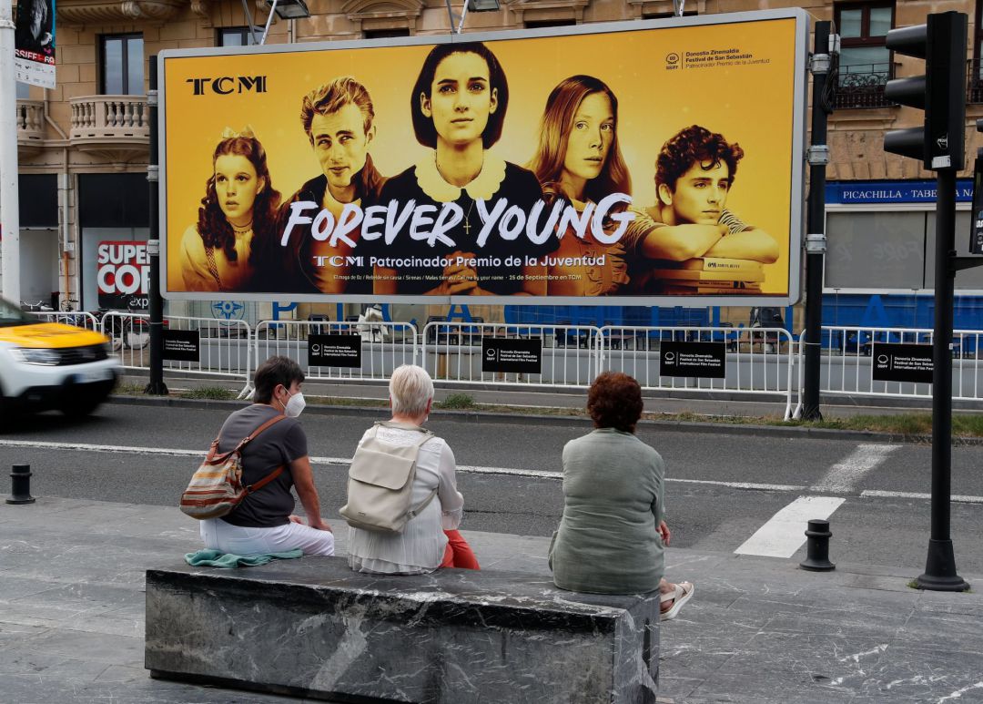 Unas mujeres descansan junto a uno de los carteles del Festival de Cine de San Sebastián que este miércoles ultima los preparativos para dar comienzo a su 69 edición Unas mujeres descansan junto a uno de los carteles del Festival de Cine de San Sebastián que este miércoles ultima los preparativos para dar comienzo a su 69 edición