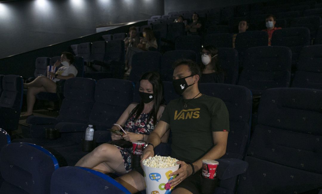 Una pareja en una sala de cine (Imagen de archivo). Una pareja en una sala de cine (Imagen de archivo).