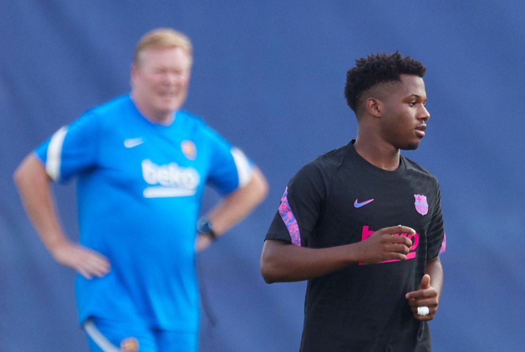 El jugador del FC Barcelona, Ansu Fati, y el entrenador Ronald Koeman El jugador del FC Barcelona, Ansu Fati, y el entrenador Ronald Koeman